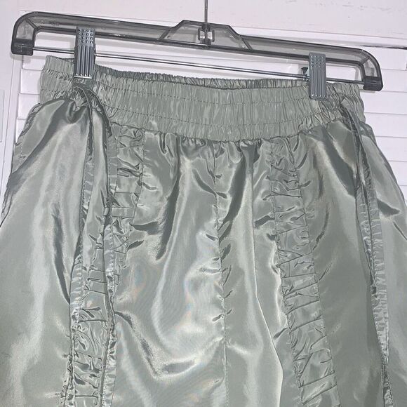 NWOT Miss 8 Olive Green Baggy Windbreaker Pants Women’s size Small  - Picture 5 of 11